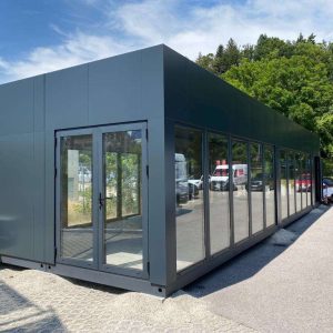 Showroom "Vienna" especializado en la construcción/producción de contenedores según las necesidades del cliente (contenedores, contenedores de oficina, contenedores de jardín, contenedores residenciales, contenedores para personal, contenedores sanitarios, almacenes agrícolas, contenedores especiales, casas de vacaciones).