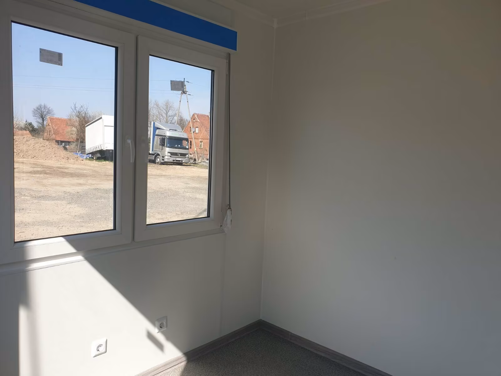 Obra en construcción: Contenedor King Plus NE de 10 pies, oficinas en contenedores, concesionario de automóviles en contenedores. - Imagen 4
