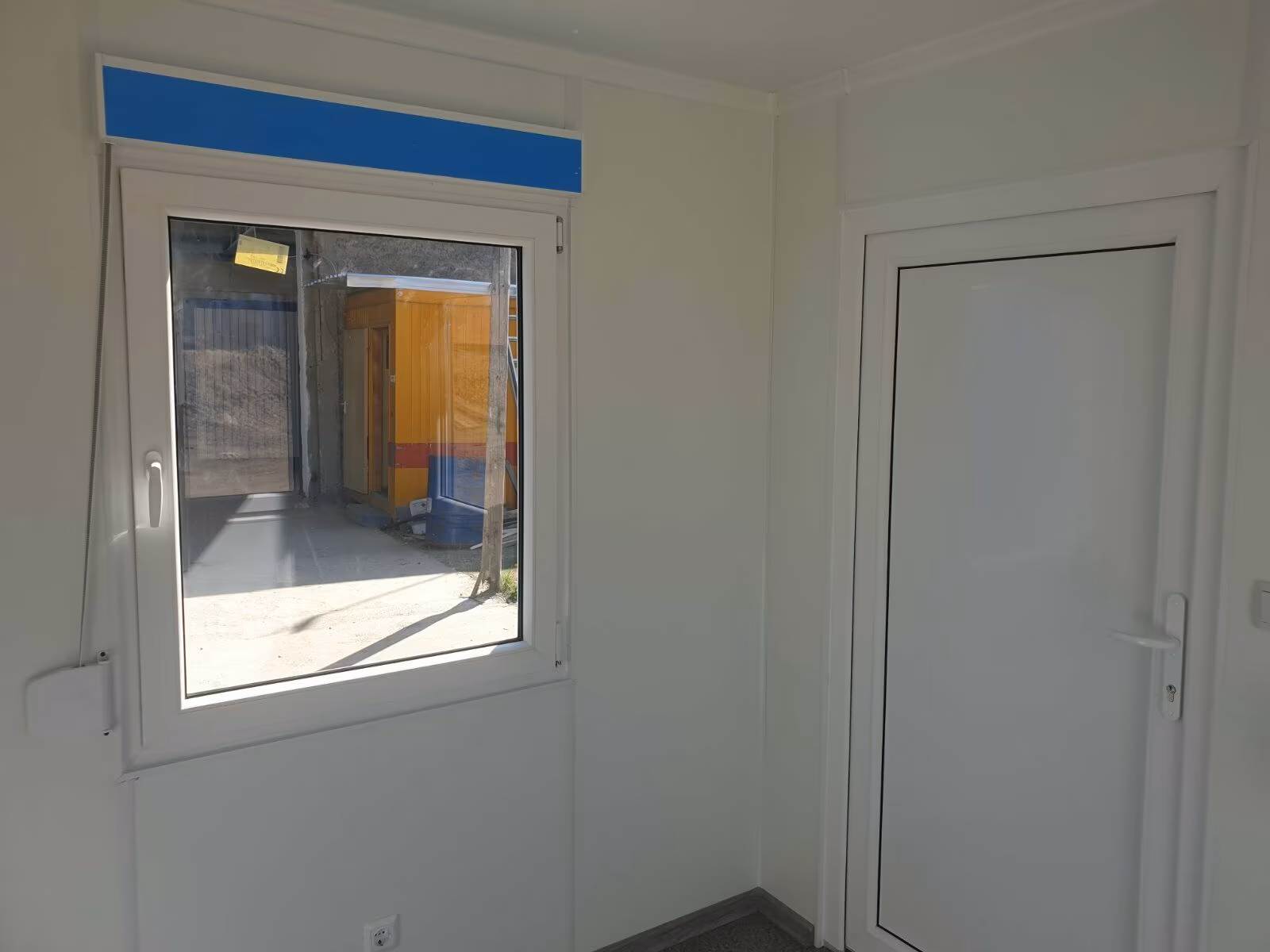Obra en construcción: Contenedor King Plus NE de 10 pies, oficinas en contenedores, concesionario de automóviles en contenedores. - Imagen 6