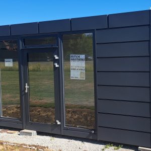 Pavillon de vente avec baies vitrées du sol au plafond 18 RAL 7016
