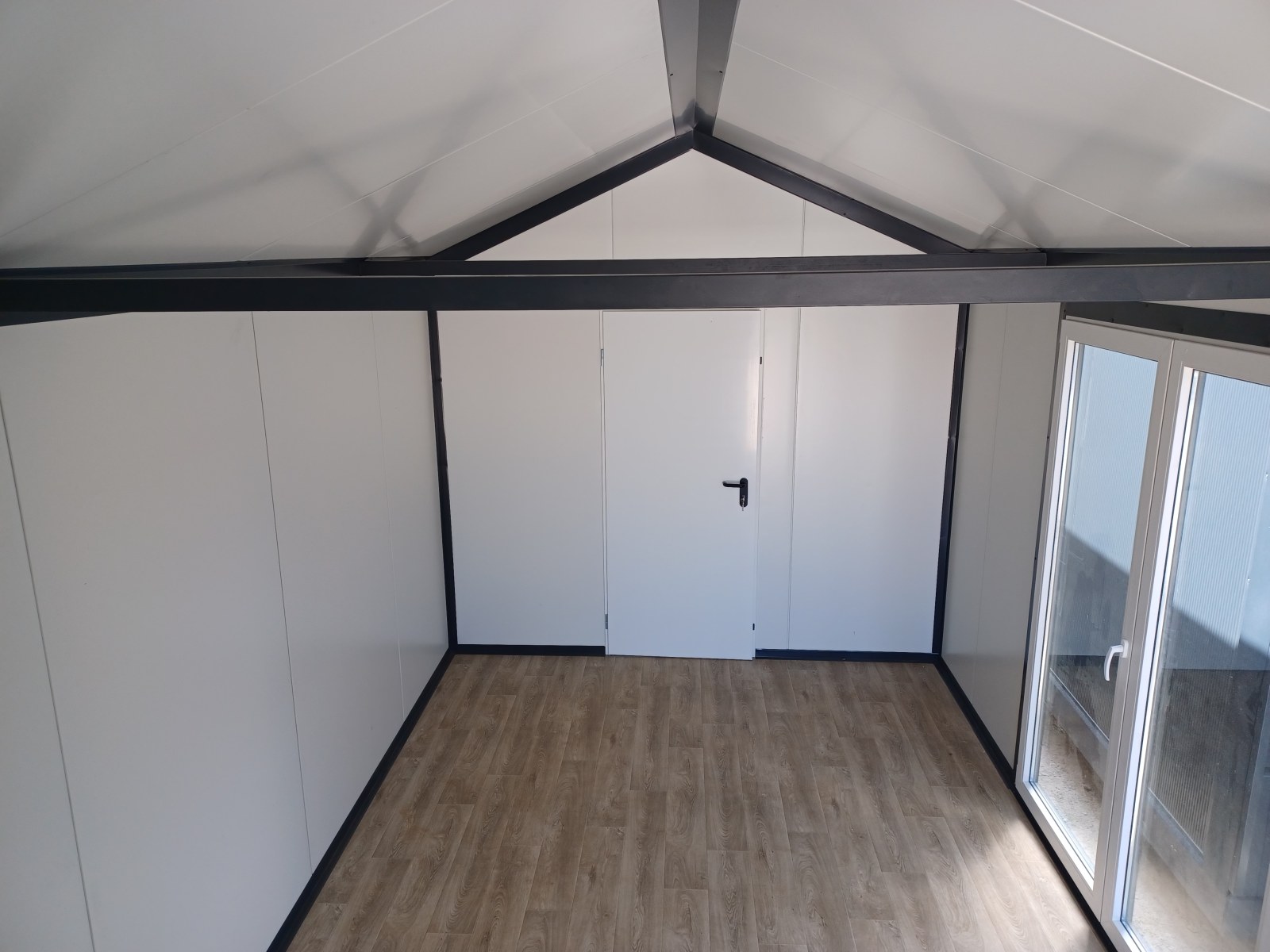 Maison conteneur NZ4890 de type « grange », chalet résidentiel, habitable toute l'année, été, fenêtres ouvrantes + pièce supplémentaire – Image 16