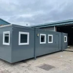 Cabina portátil de concepto abierto de 9,75 m x 3 m con moqueta.