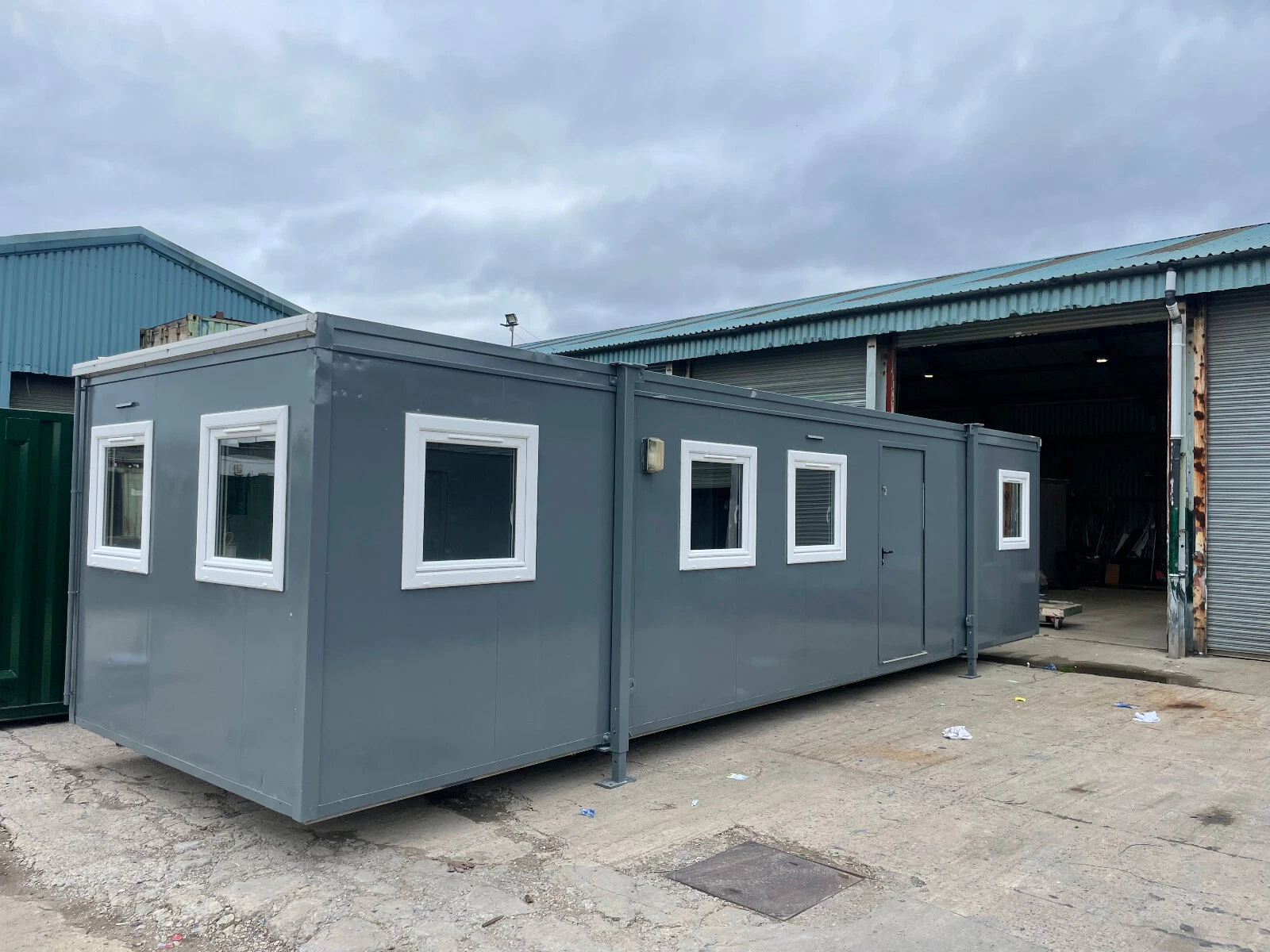 Cabina portátil de concepto abierto de 9,75 m x 3 m con moqueta.