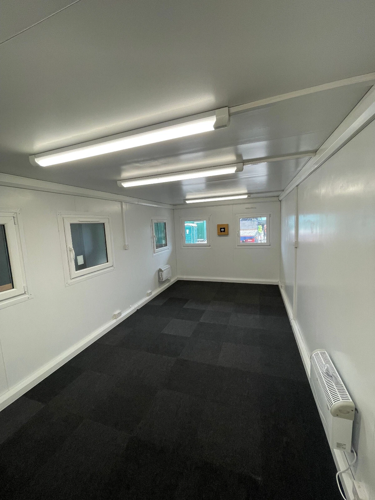 Cabina portátil de concepto abierto de 9,75 m x 3 m con moqueta. - Imagen 2