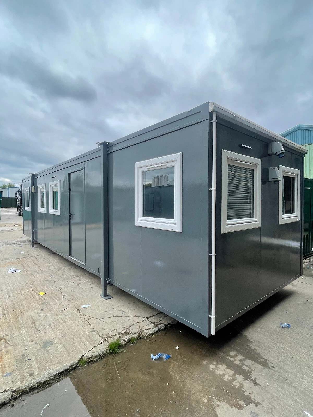 Cabina portátil de concepto abierto de 9,75 m x 3 m con moqueta. - Imagen 3