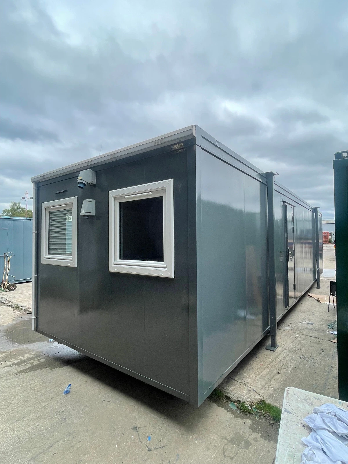 Cabina portátil de concepto abierto de 9,75 m x 3 m con moqueta. - Imagen 4